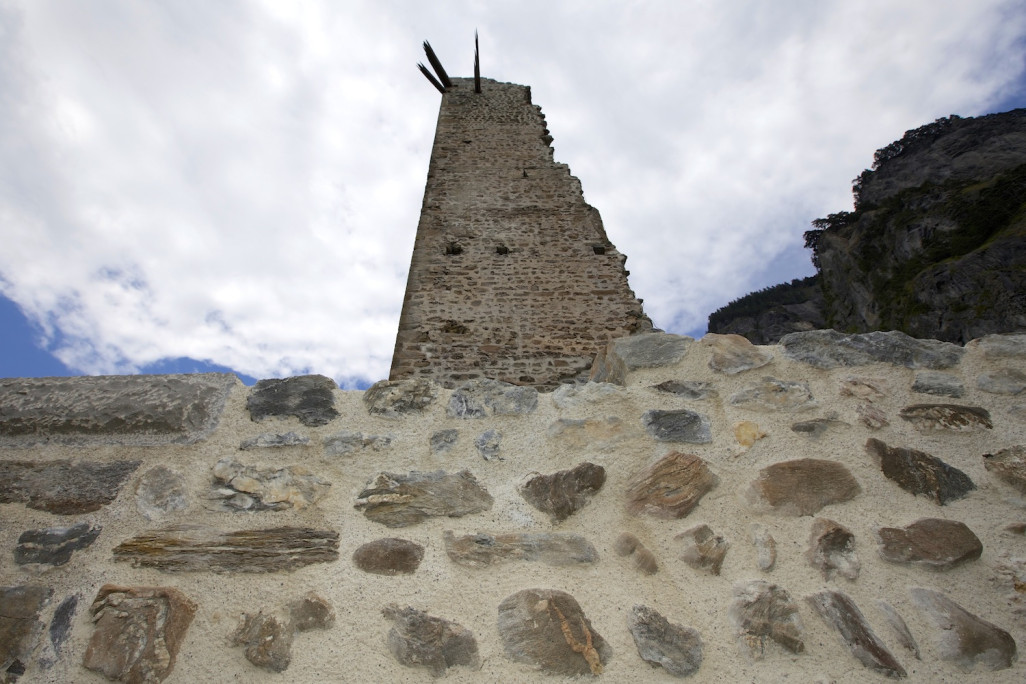 Burg Hochjuvalt, Gebäudeaufnahme, Wachtturm