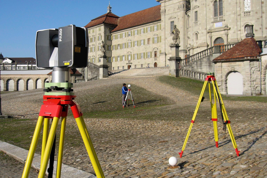 Gebäudevermessung der Arkaden auf dem Klosterplatz Einsiedeln, HMQ Gebäudeaufnahme