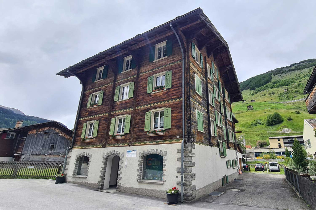 Gebäudeaufnahme von einem Strickhaus in Vals GR, HMQ AG